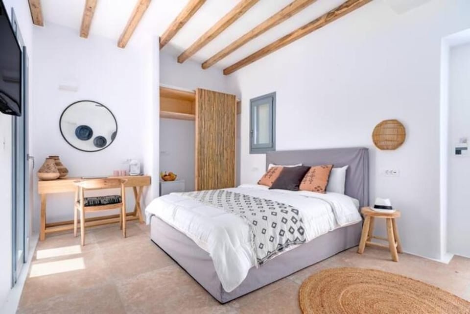 In-room safe, soundproofing, iron/ironing board, free WiFi