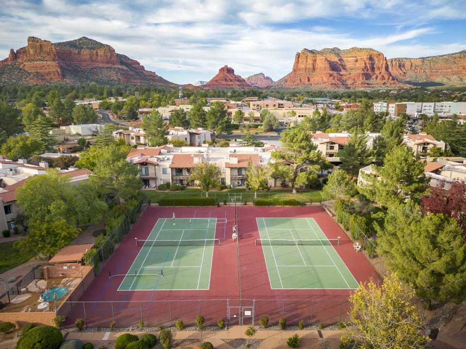 Sedona Red Rocks and Tennis/Pickleball Courts
