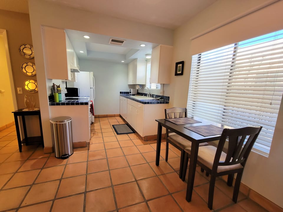 Kitchen & Dining