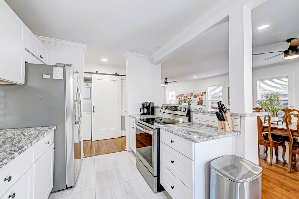 Large kitchen. New stainless appliances Spring 2022. 