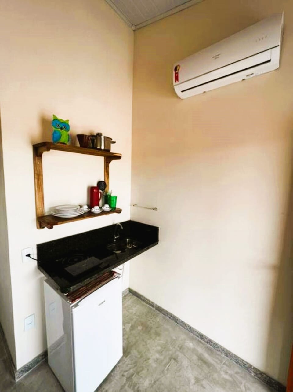 Mini-fridge, stovetop, cookware/dishes/utensils, dining tables