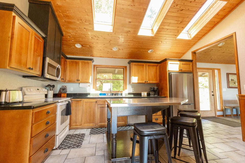 House, Private Bathroom, Ocean View (Byrdies) | Shared kitchen | Coffee/tea maker, highchair