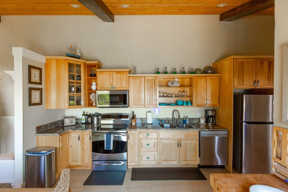 House, Private Bathroom, Ocean View (Beach Bungalow) | Shared kitchen