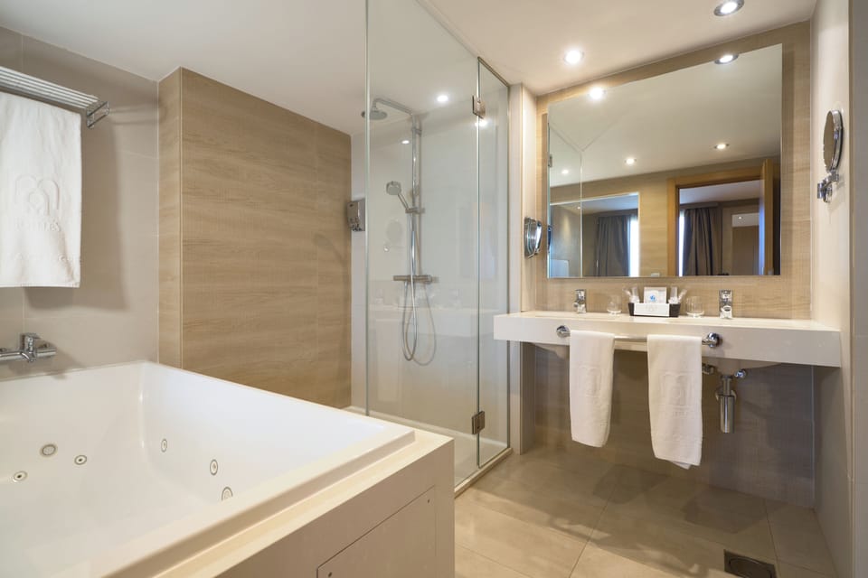 Junior Suite | Bathroom | Free toiletries, hair dryer, towels