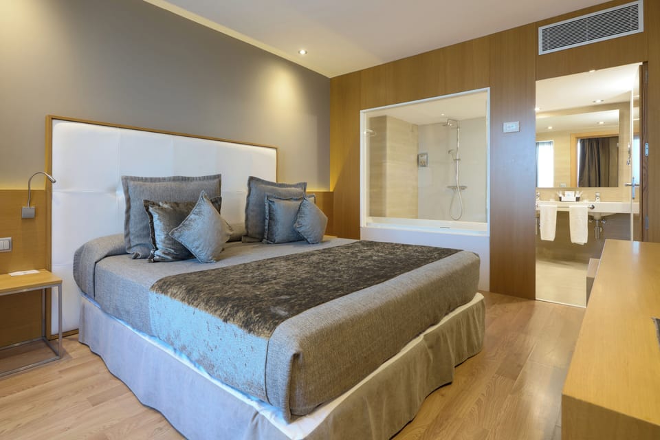 Junior Suite | Minibar, in-room safe, desk, blackout drapes