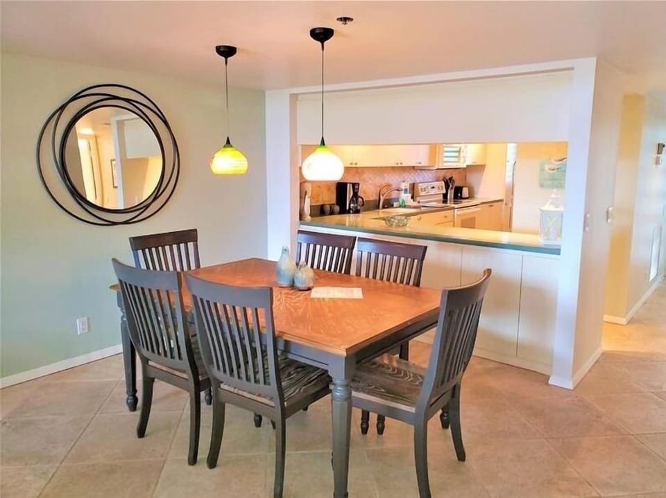 Beachplace 4-503 dining area