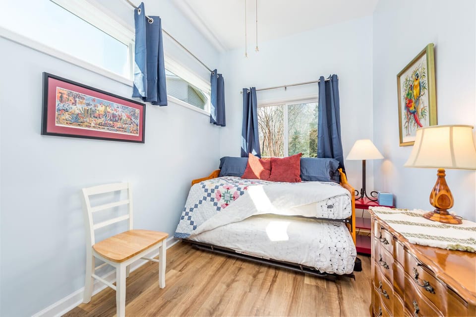 Two Twin Beds (Trundle Bed)