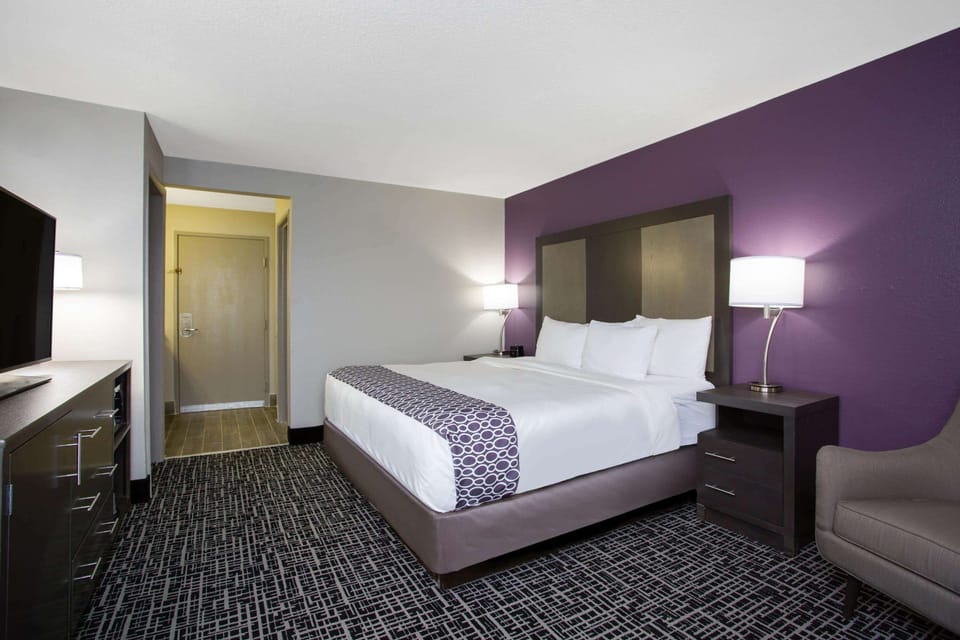 Room, 1 King Bed, Non Smoking | Premium bedding, desk, iron/ironing board, free cribs/infant beds