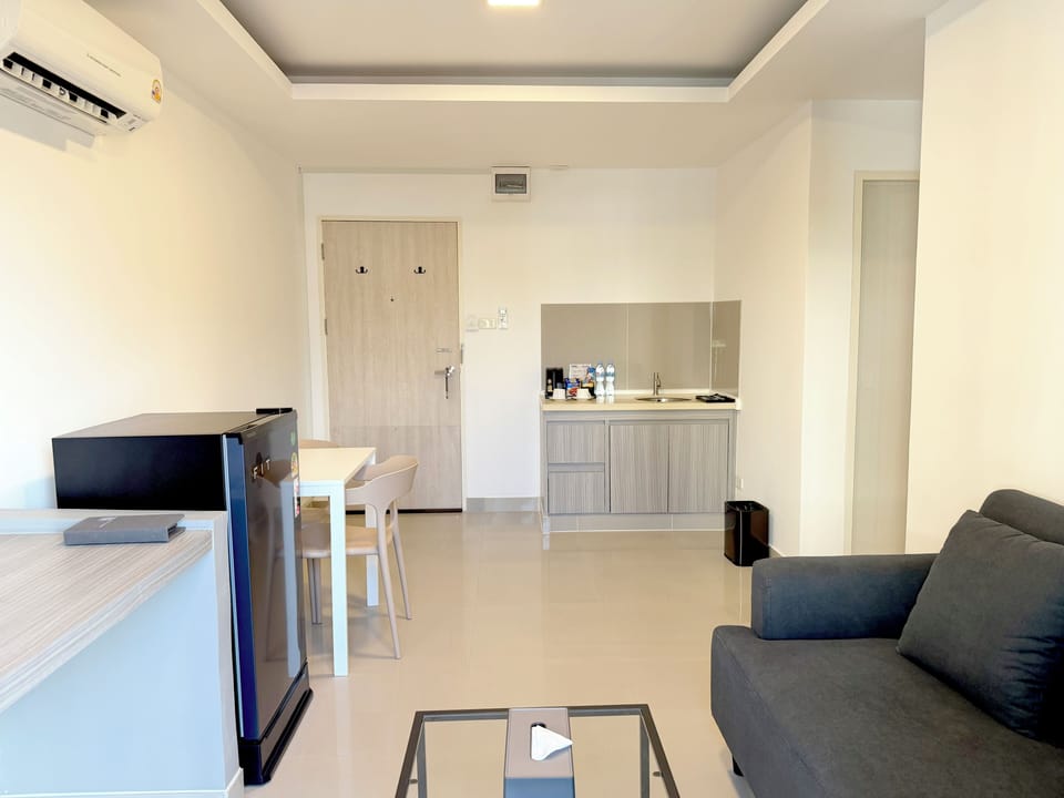 Junior Suite | Living room | 22-inch flat-screen TV with cable channels, TV