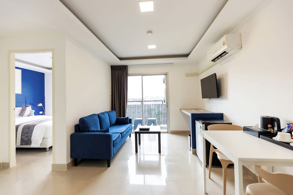 Junior Suite | Living area | 22-inch flat-screen TV with cable channels, TV