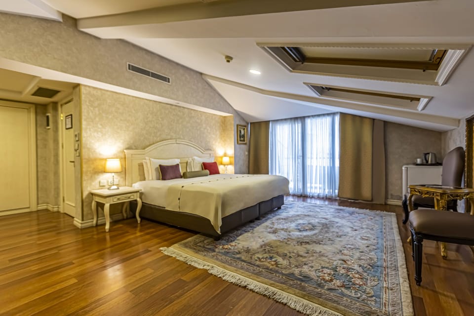 King Suite | Premium bedding, minibar, in-room safe, desk