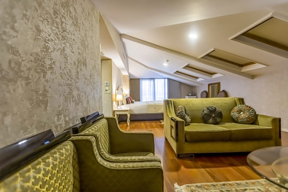 King Suite | Premium bedding, minibar, in-room safe, desk