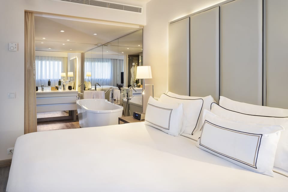 Pillowtop beds, in-room safe, desk, blackout drapes