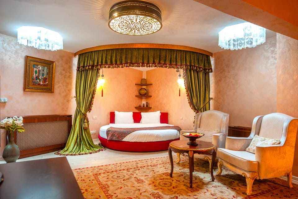 Deluxe Suite with Spa Bath | Premium bedding, minibar, in-room safe, desk