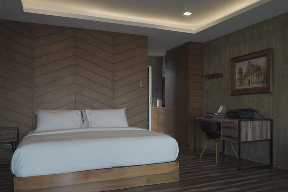 Suite | Minibar, desk, WiFi (free), bed sheets
