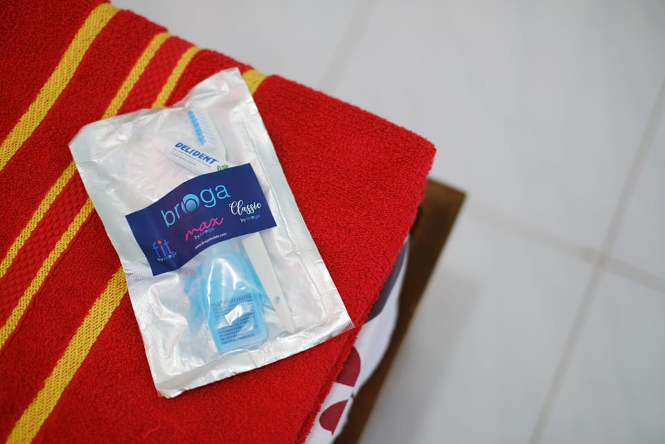 Hydromassage showerhead, towels
