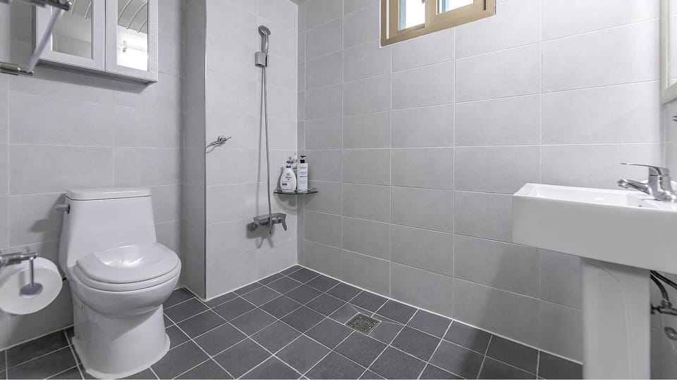 Basic Room, 3 Bedrooms (dokchae) | 3 bedrooms, free WiFi