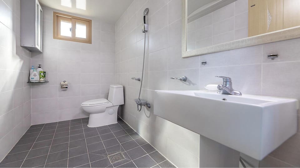 Basic Room, 3 Bedrooms (dokchae) | 3 bedrooms, free WiFi
