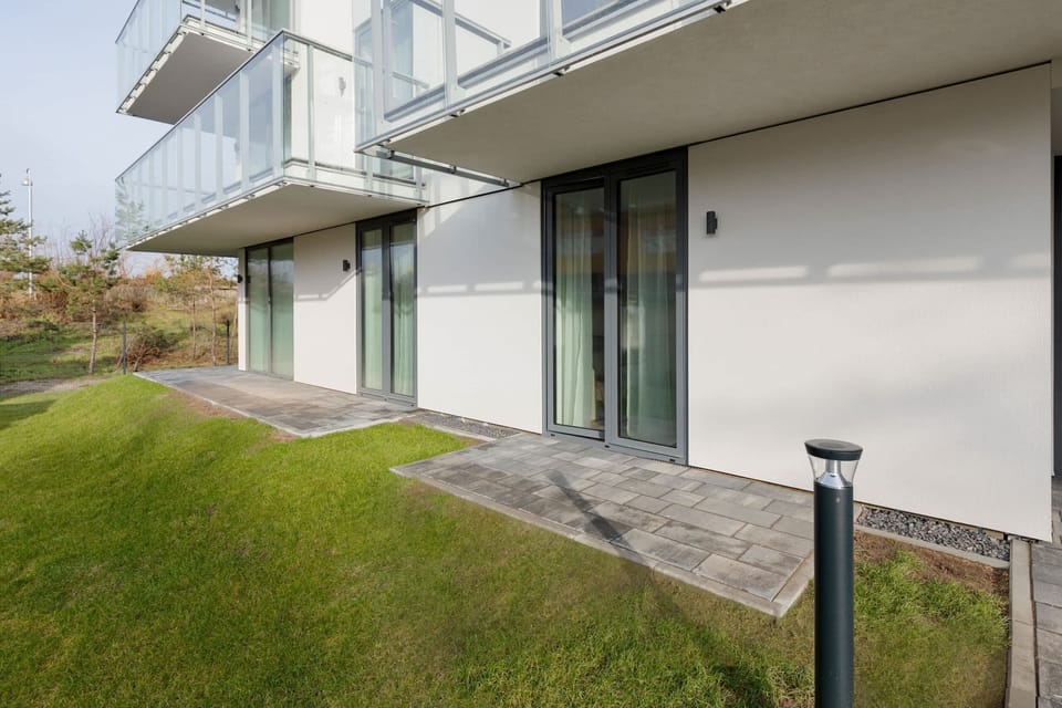 The building is close to charming restaurants and cafes. 