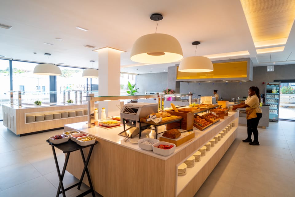 2 restaurants; breakfast, lunch, and dinner served