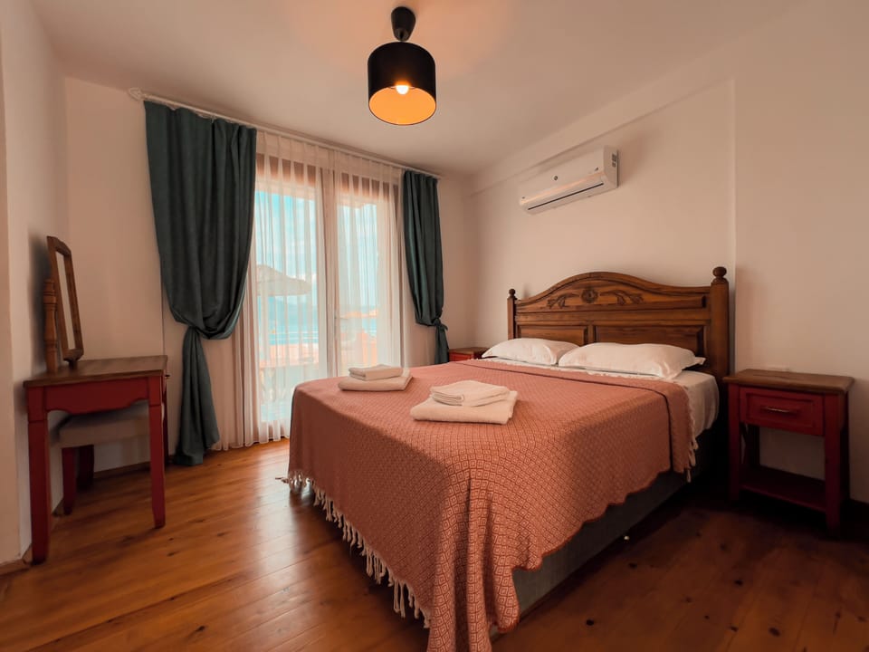 Egyptian cotton sheets, premium bedding, minibar, desk