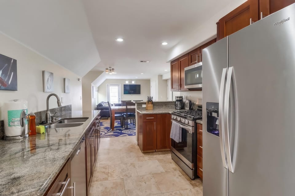 733 kitchen/dining area