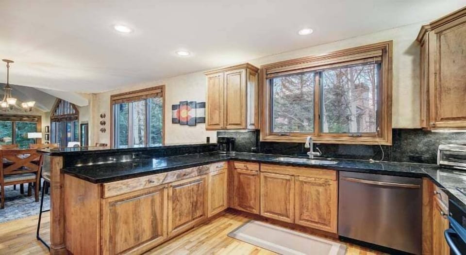 Townhome, 4 Bedrooms | Private kitchen | Fridge, oven, coffee/tea maker, toaster
