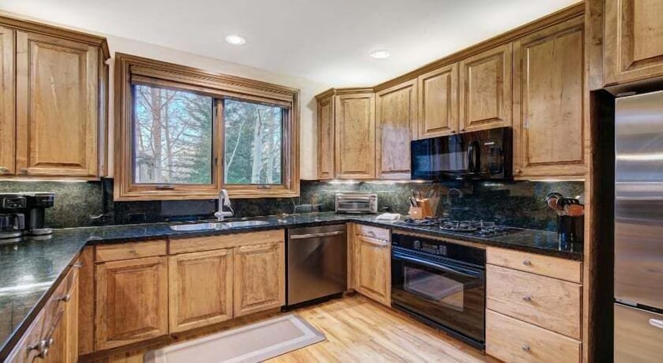 Townhome, 4 Bedrooms | Private kitchen | Fridge, oven, coffee/tea maker, toaster