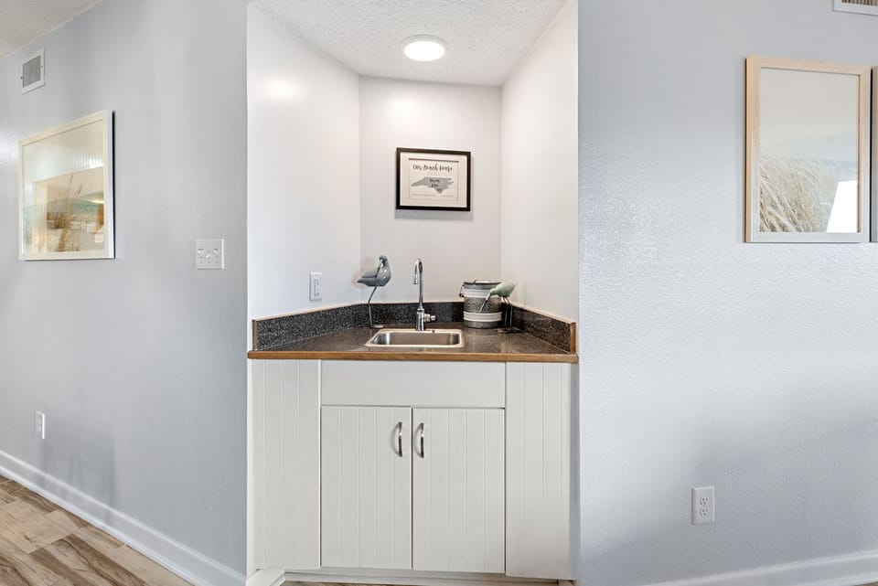 H102S: Cast~A~Waves | Living Area w/ Wet Bar
