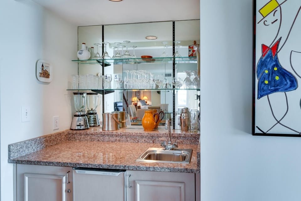 Wet bar for you convenience.