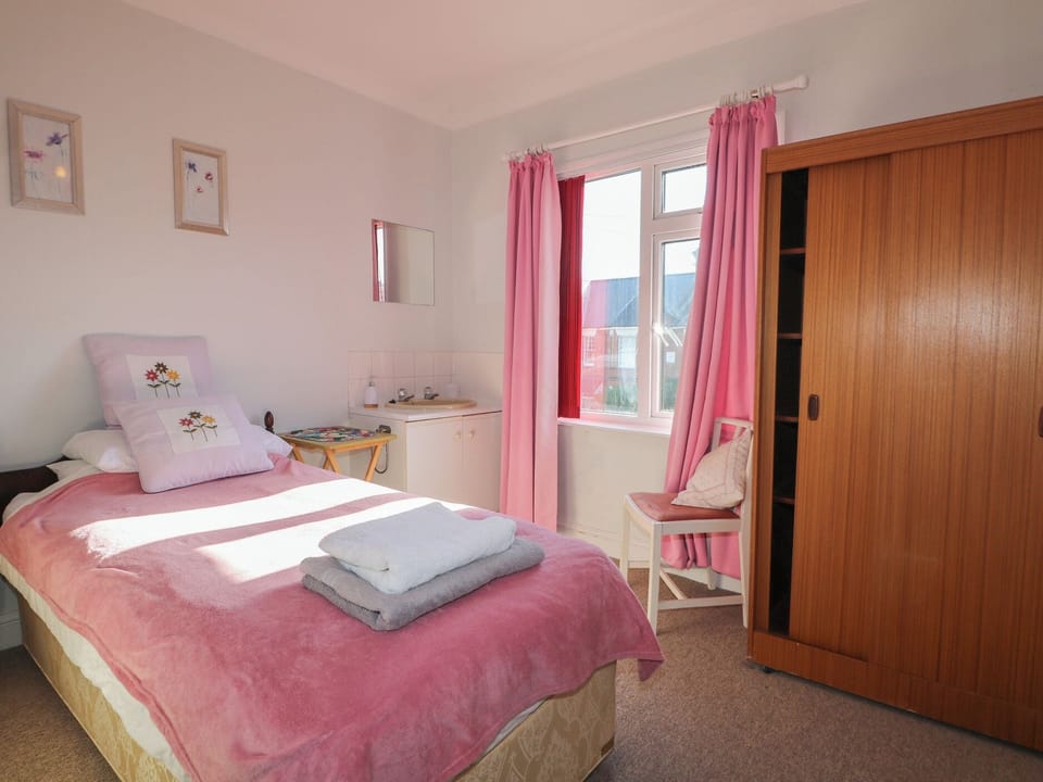 Cottage | 2 bedrooms, WiFi (free), individually decorated, individually furnished