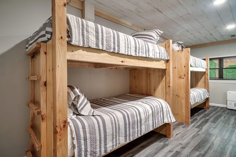 Lower level - bunk bedroom 