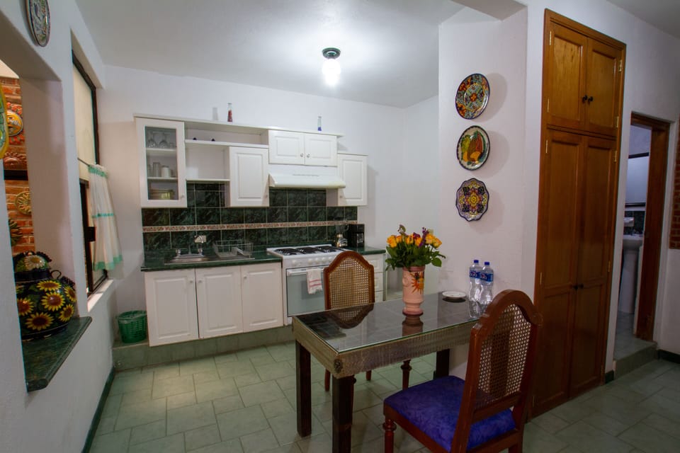 Standard Room, 1 King Bed, Kitchen, Courtyard View | Private kitchen | Dining tables