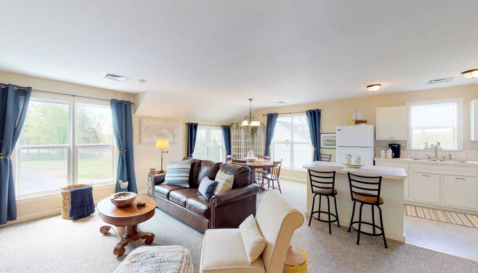 Beautiful open and airy floor plan!!
