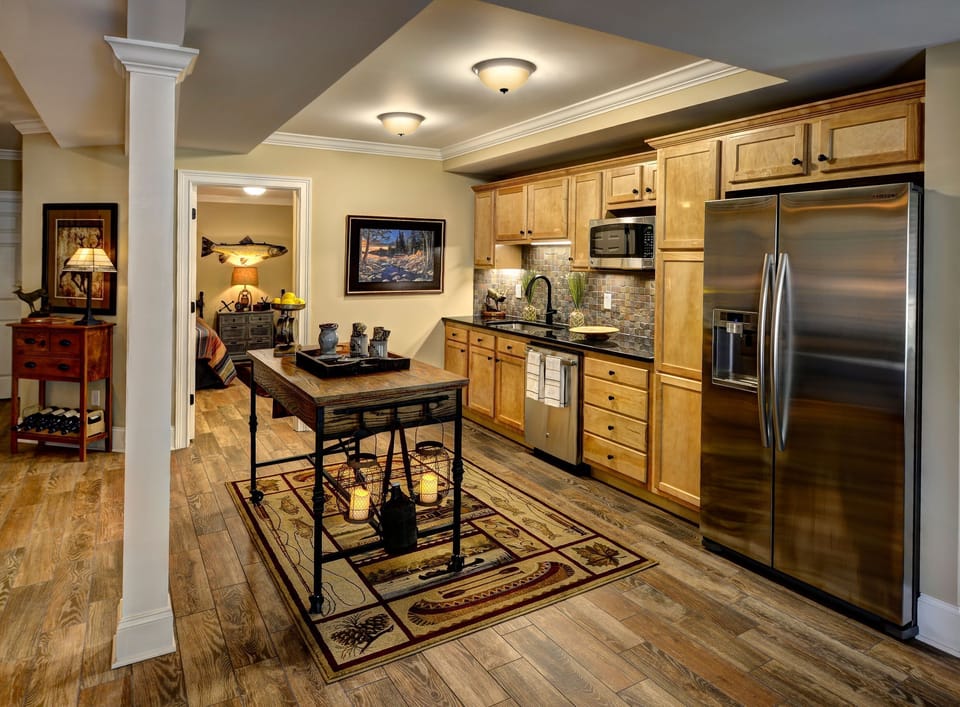 Lower level kitchenette w/fridge, sink/dishwasher