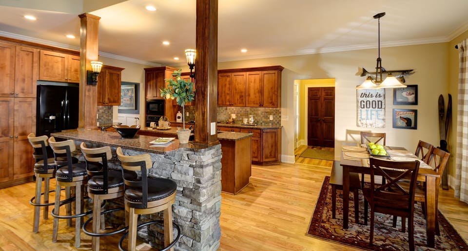 Kitchen Island, dining area