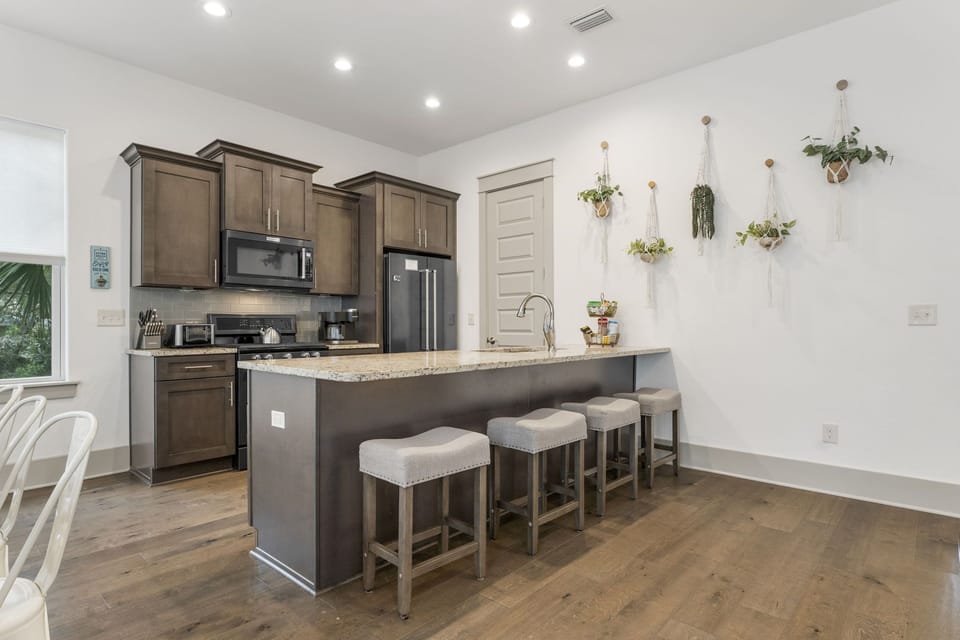 The dining table has seating for 8 with additional seating for 4 on the kitchen island.