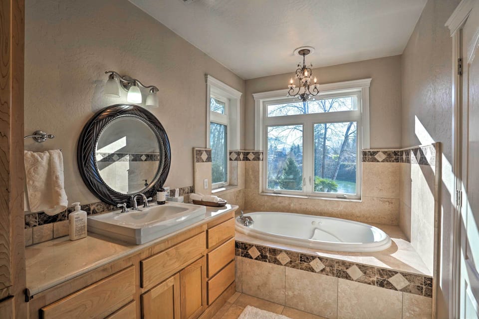En-Suite Bathroom | 2nd Floor | Jetted Tub
