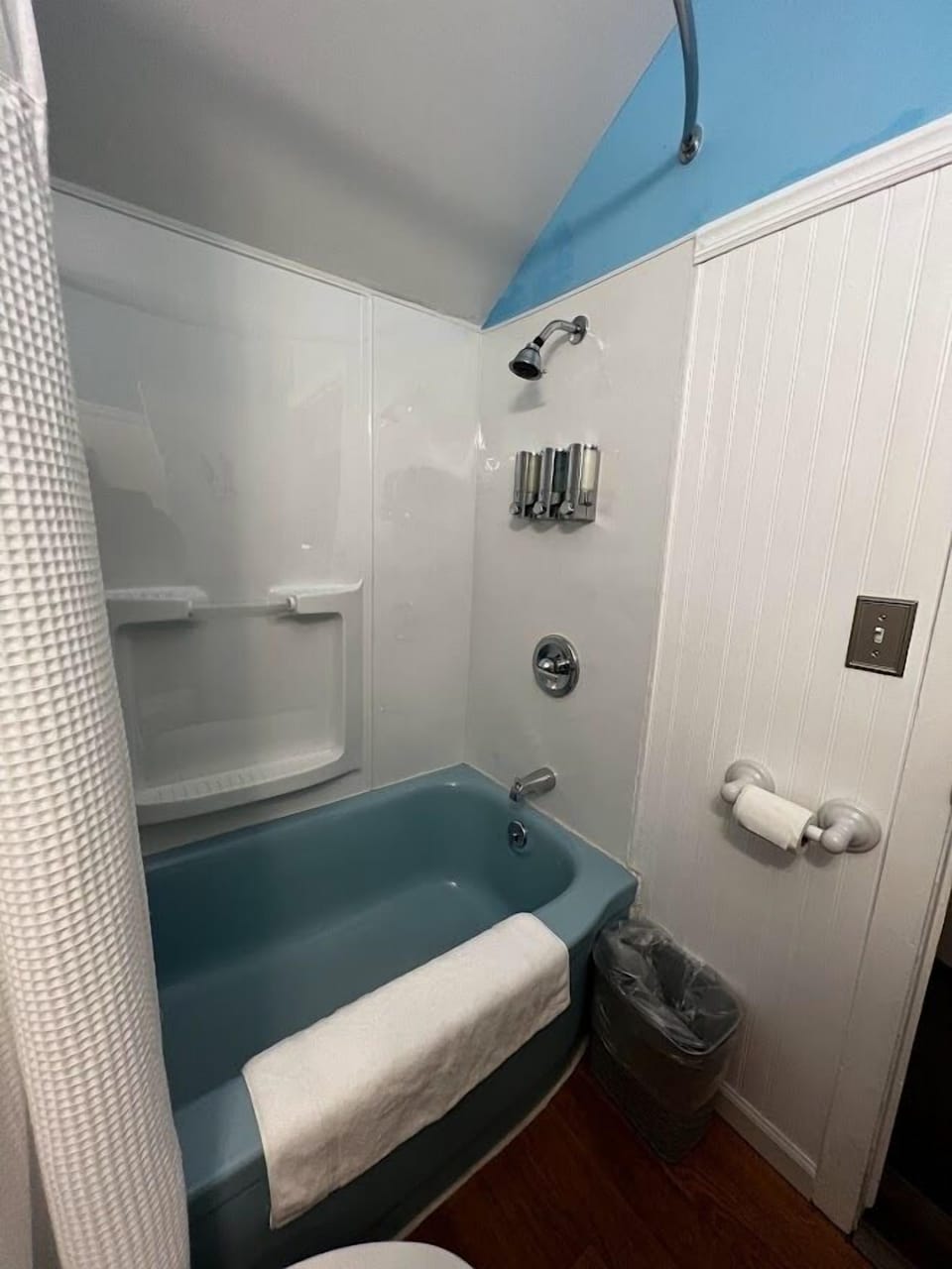 Bathroom-Tub/Shower Combo