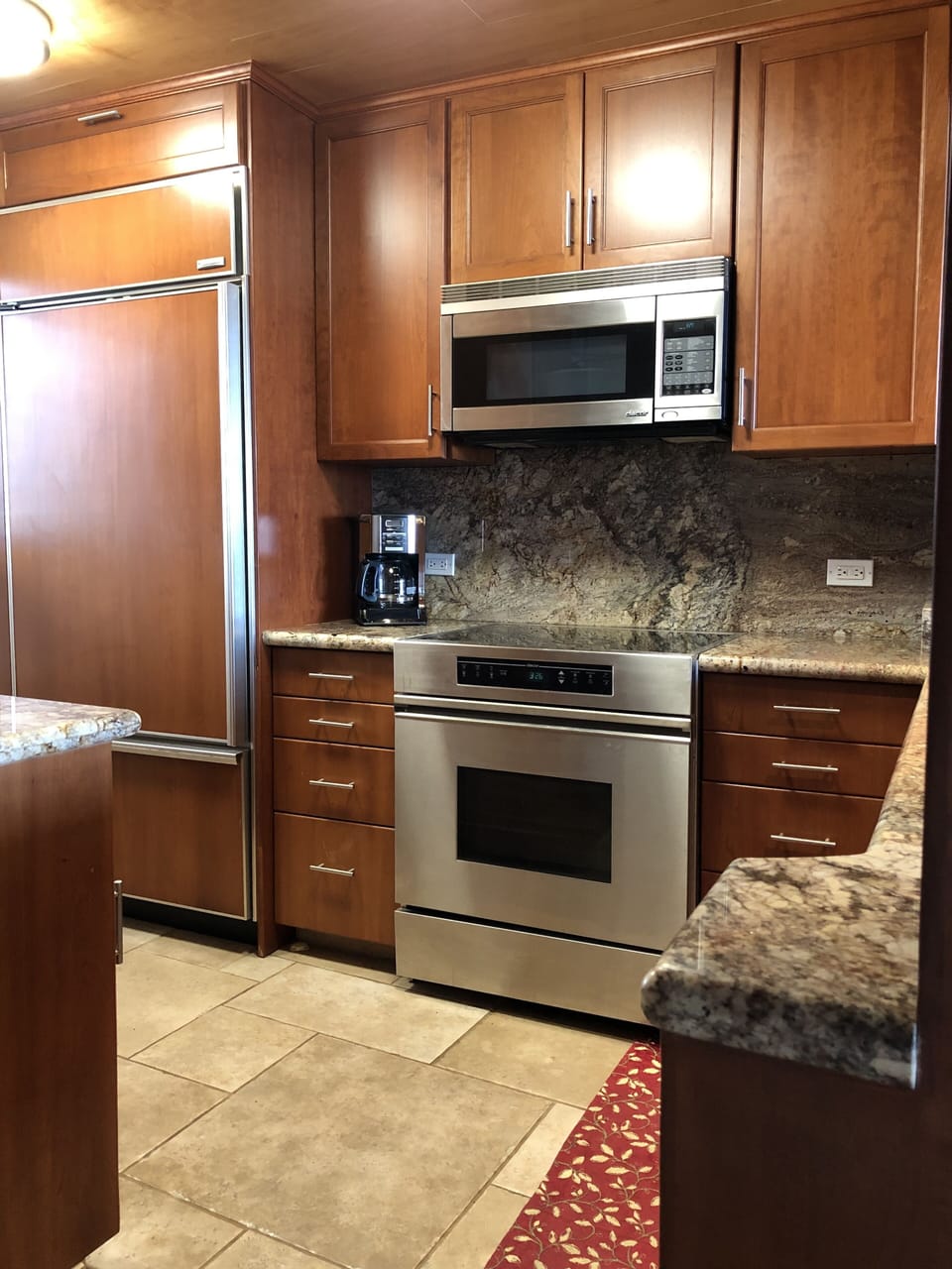 Full kitchen (oven, cooktop, fridge, microwave, dishwasher), in-suite laundry.