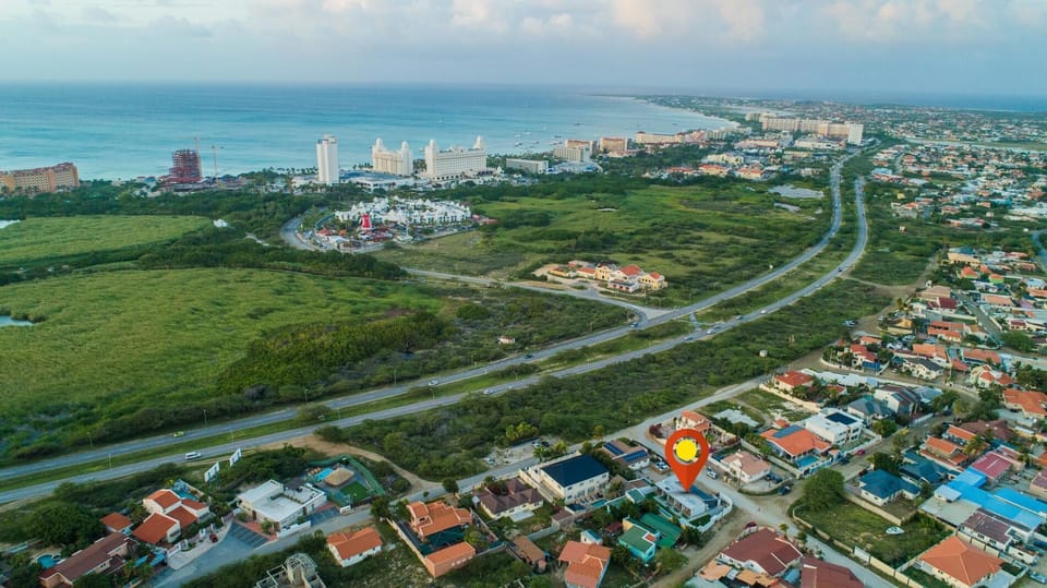 The location is just 5 minutes away from both Palm Beach and Eagle Beach, and less than 15 minutes to the airport.