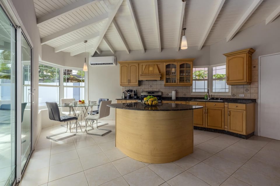 A fully equipped kitchen perfect for kitchen lovers.