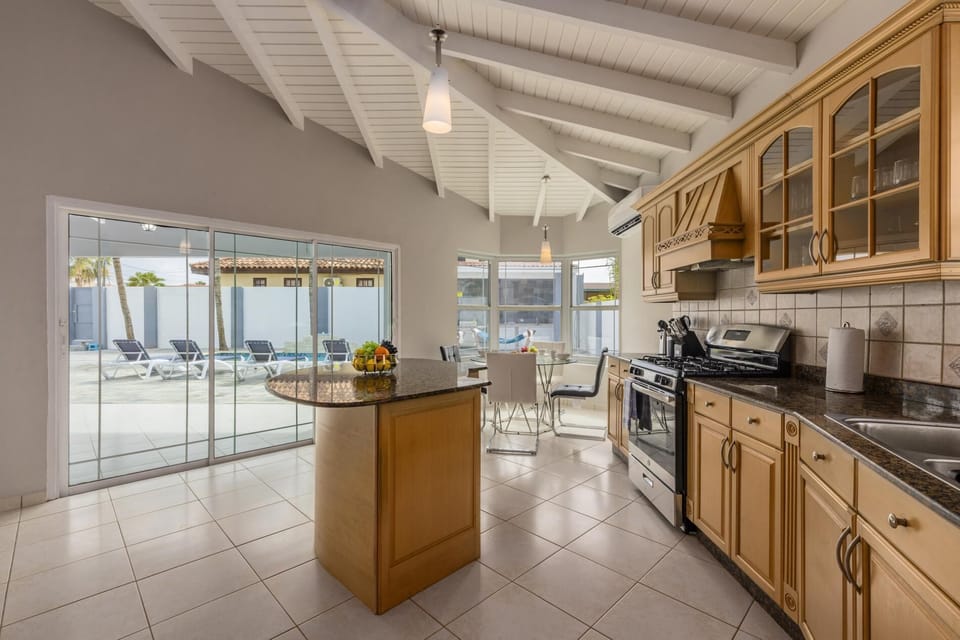A fully equipped kitchen perfect for kitchen lovers.