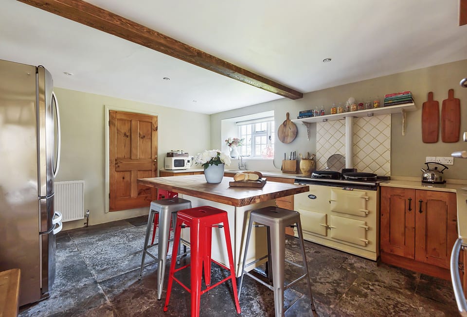 Lower Farm, Sherborne: Kitchen with island and Aga