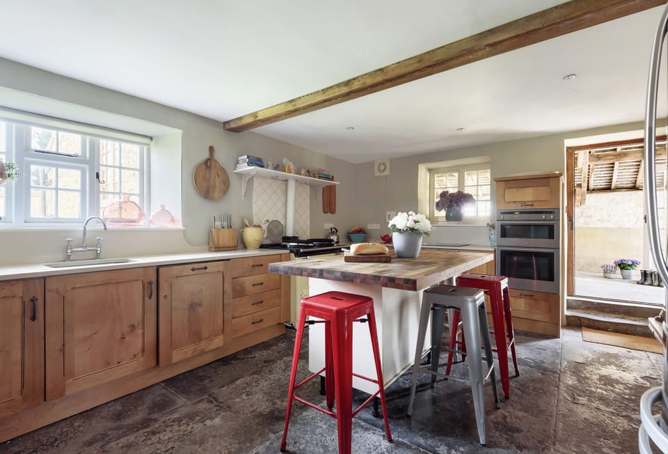 Lower Farm, Sherborne: Kitchen with island and Aga