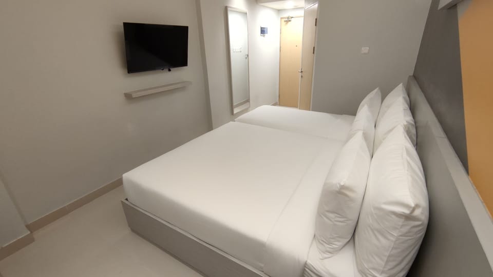 Family Triple Room | Desk, free WiFi, bed sheets