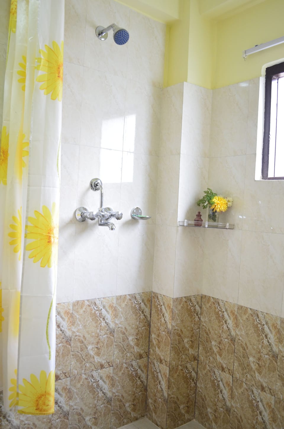 Deluxe Single Room, 1 Queen Bed | Bathroom | Slippers