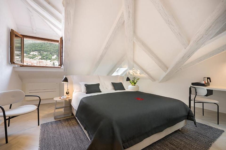 Deluxe Room (Room 2) | Egyptian cotton sheets, premium bedding, memory foam beds