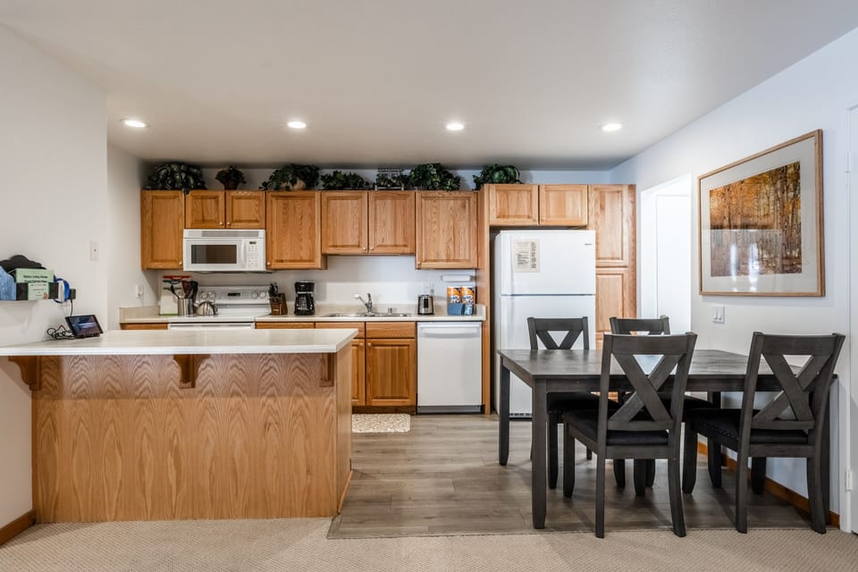 Fully Equipped Kitchen / Dining Table for 4
