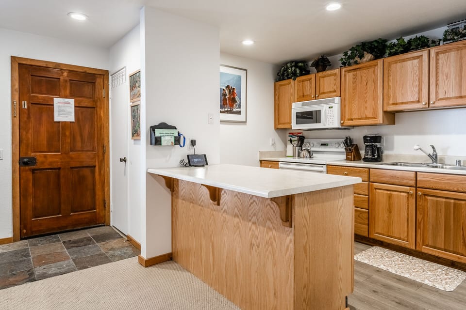 Fully Equipped Kitchen / Dining Table for 4